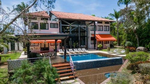een afbeelding van een huis met een zwembad bij Casa de Campo 4-BR Retreat: Pool, Jacuzzi, Sauna, Chef & Maid in La Romana