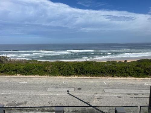 a view of the ocean from a parking lot at White Sands Self-catering units in Wilderness