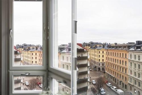 een open raam met uitzicht op de stad bij City Center with Stunning Views in Stockholm