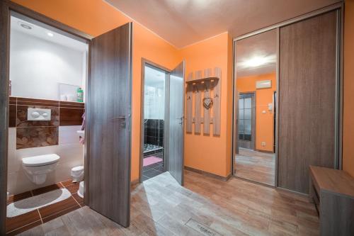 Ένα μπάνιο στο Apartmán Loučná nad Desnou