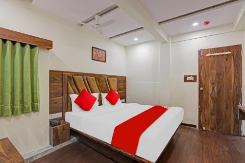 Postel nebo postele na pokoji v ubytování Hotel O Swagat Inn