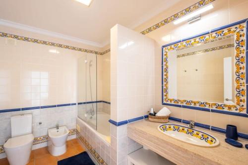 baño con lavabo y espejo en Beachsun Gale - beautiful villa close to beach, en Galé