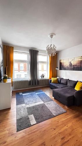 un salon avec un canapé et un tapis dans l'établissement Nord Ost Apartment, à Kiel