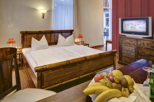 Una cama o camas en una habitación de Strandhotel Nordischer Hof