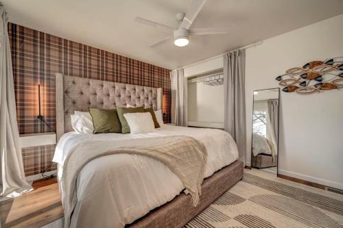 um quarto com uma cama grande e uma ventoinha de tecto em Lakefront Retreat~Hot Tub~Game Room~Fire Pit~ BBQ em Spirit Lake
