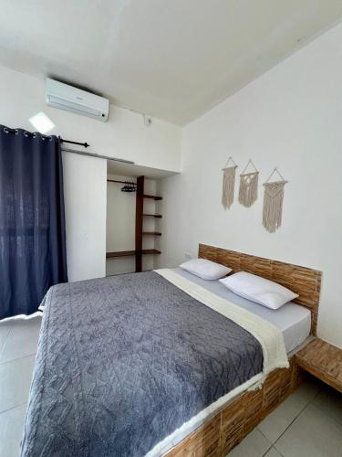 una camera con un grande letto di Saellahouse a Gili Trawangan