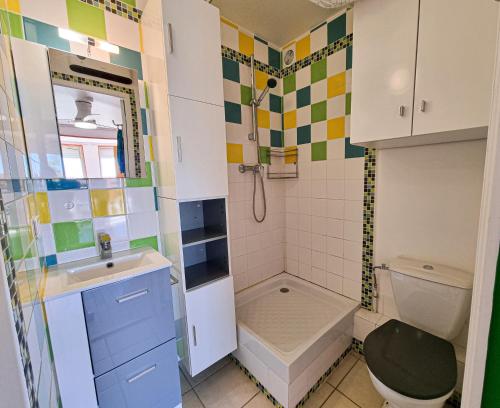 a small bathroom with a sink and a toilet at 3 pièces entre mer et nature - Les Clés de l'Esterel in Théoule-sur-Mer