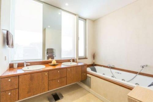 bagno con 2 lavandini e vasca di Villa Atlantic Pearl - Luxury villa located in a Quinta do Lago