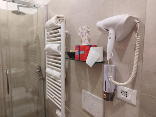 bagno con doccia e telefono a parete di Mare dentro rooms a La Spezia