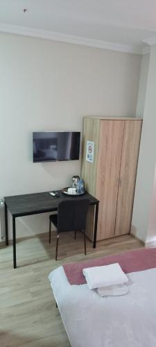 TV a/nebo společenská místnost v ubytování MAHALI HOTEL