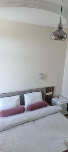Una cama o camas en una habitación de MAHALI HOTEL