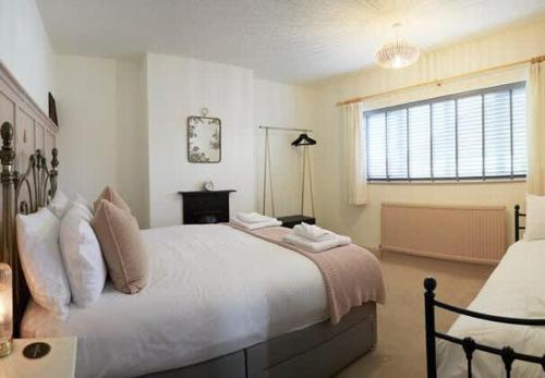 Säng eller sängar i ett rum på Croft Cottage - Quiet residential area only 5 min walk from the beach