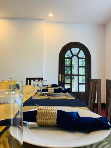 a table with a plate with a scarf on it at Ovitiyas Bandarawela in Bandarawela