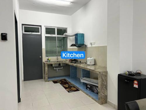 une salle de bains avec un panneau de cuisine sur un comptoir dans l'établissement Ruma Tujoh Homestay, à Johor Bahru