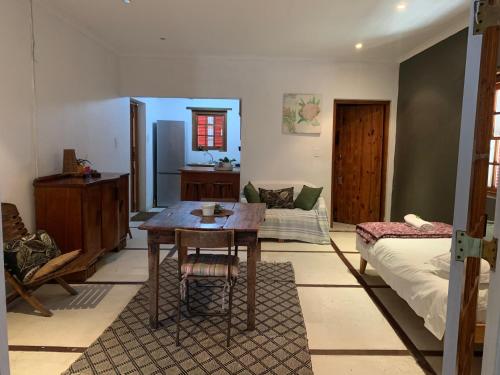 Postel nebo postele na pokoji v ubytování Vensterklip Guest Farm