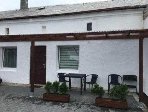 a patio with chairs and a table in front of a house at Na Spokojnej Rodzinne Wakacje in Pogorzelica