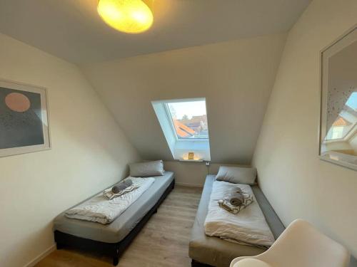 een kamer met 2 bedden in de hoek van een kamer bij Gästehaus Stoll in Filderstadt