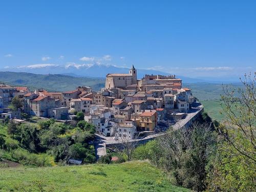 un villaggio su una collina con montagne sullo sfondo di La casetta di Rosa - Lentella a Lentella