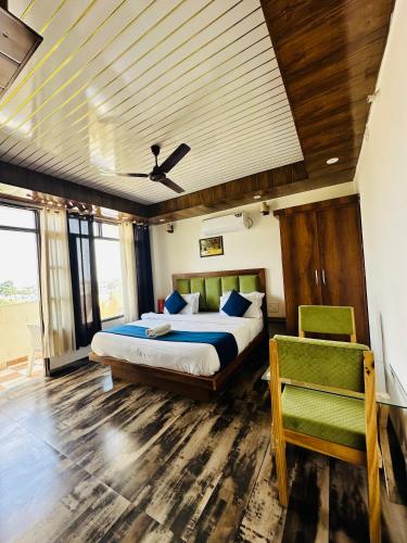 sypialnia z łóżkiem i krzesłem w obiekcie Hotel Royal Orbit w mieście Dehradun
