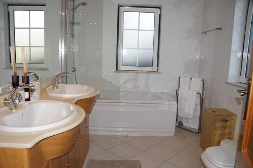 Phòng tắm tại Villa Selena - Beautiful Luxury villa with massage baths