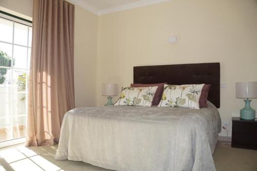 Giường trong phòng chung tại Villa Selena - Beautiful Luxury villa with massage baths