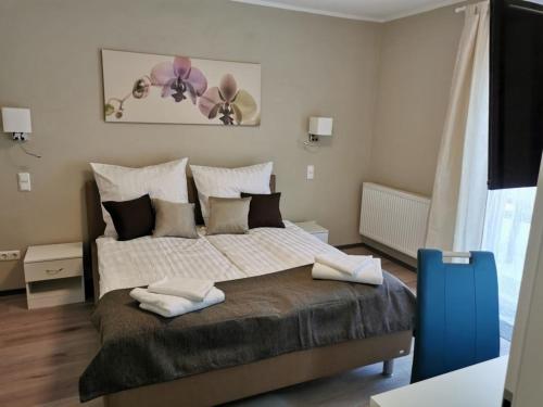 een slaapkamer met een groot bed en 2 handdoeken bij Ferienwohnung Schaumburg- Rosenthal in Schaumburg