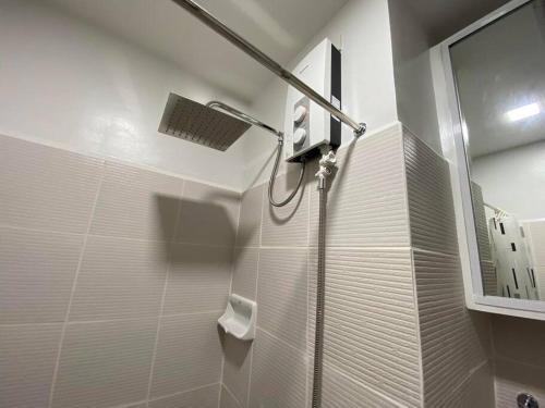 een badkamer met een douche met een glazen deur bij Isabela 1 Mesavirre Residences in Bacolod