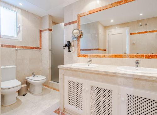 Ένα μπάνιο στο 32 Luxury apartment in Casares, Andalucia sea view