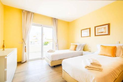 Cette chambre comprend 2 lits et une fenêtre. dans l'établissement Villa Vida, à Albufeira