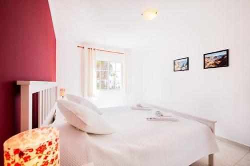 ein weißes Zimmer mit einem Waschbecken und einem Stuhl in der Unterkunft Apartment Marlena - complex great for families in Albufeira
