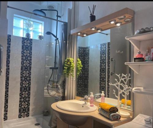 une salle de bain avec une douche, un lavabo et des toilettes dans l'établissement villa de pécheurs les ondines, à Narbonne-Plage