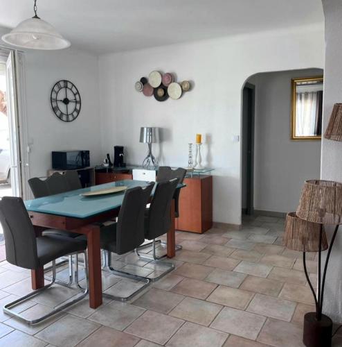 une salle à manger avec une table et des chaises dans l'établissement villa de pécheurs les ondines, à Narbonne-Plage