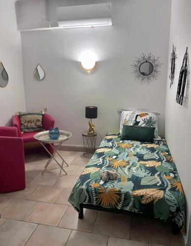 une chambre avec un lit, une table et un canapé dans l'établissement villa de pécheurs les ondines, à Narbonne-Plage