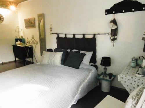 Chambre poésie في فرويد-شابيل: غرفة نوم مع سرير أبيض مع اللوح الأمامي الأسود