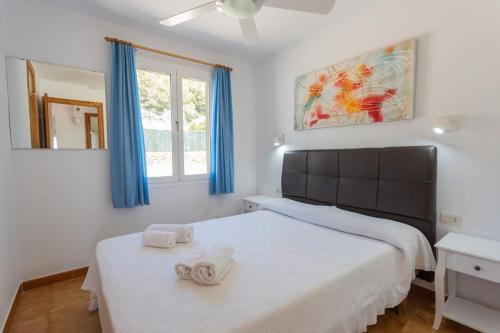 een slaapkamer met een bed met twee handdoeken erop bij Villa Waldemar - Close to Son Bou Beach in Son Bou