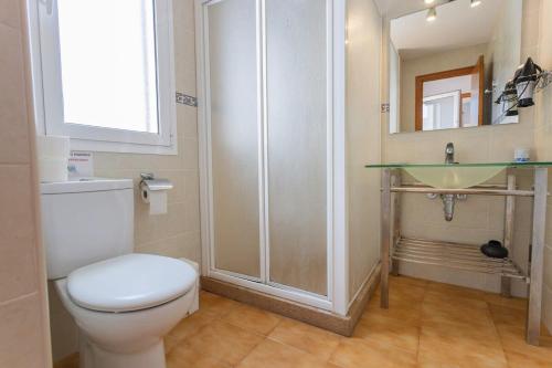 een badkamer met een toilet en een wastafel bij Villa Waldemar - Close to Son Bou Beach in Son Bou