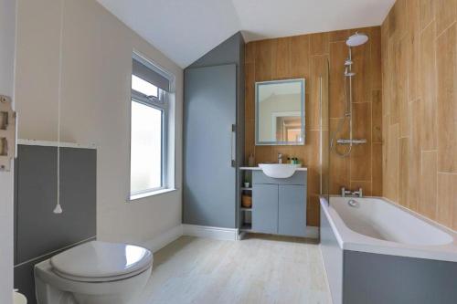 a bathroom with a toilet and a sink and a tub at Contractor 3Bed Home in Central Cardiff Ideal for Long Stays Free On Street Parking in Cardiff
