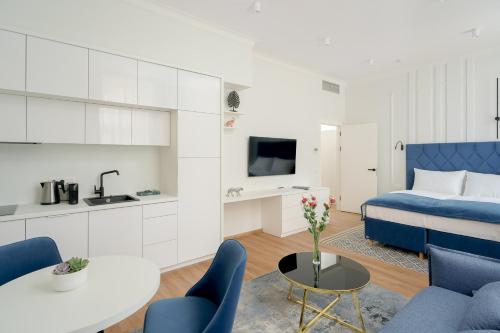 プラハにあるNOBILIS RESIDENCEのベッドとテーブルと椅子のあるリビングルーム