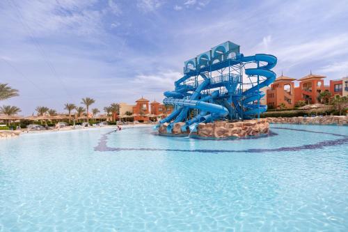 eine Wasserrutsche in einem Pool in einem Resort in der Unterkunft Faraana Height Aqua Park in Sharm El Sheikh