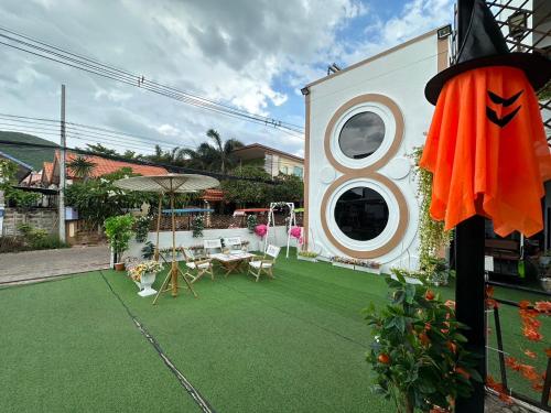 dom z ogródkiem z zieloną trawą w obiekcie Infinity Resort Kohlarn w mieście Ko Larn