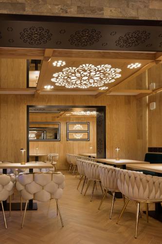 a restaurant with chairs and tables and a bar at Willa Zagroniówka in Istebna