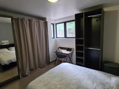 1 dormitorio con cama, escritorio y ventana en Maison rénovée 4 chambres., en Angulema