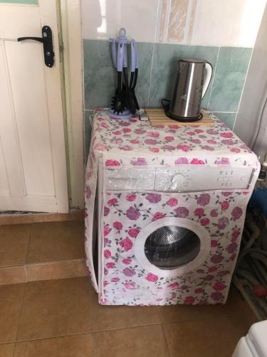 a washer and dryer in a room with a table at Sweet house 1 in Gyumri