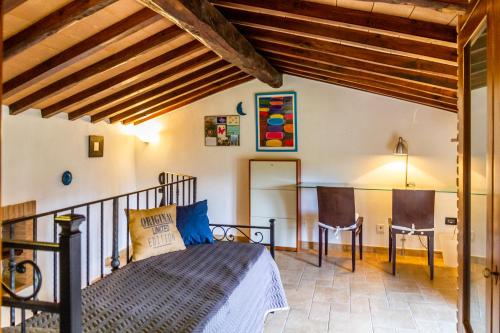 a bedroom with a bed and a table at Casa nelle Mura in Caldana