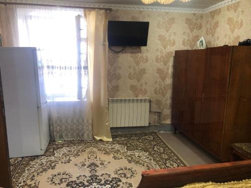 un salon avec une télévision et une fenêtre dans l'établissement Sweet house 1, à Gyumri