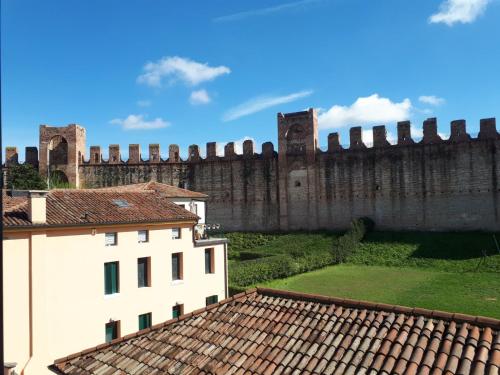 vista su un castello dal tetto di un edificio di Ca' Santina a Cittadella