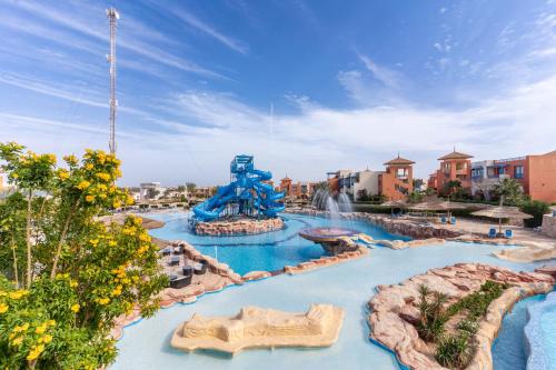 einen Wasserpark in einem Resort mit einer Wasserrutsche in der Unterkunft Faraana Height Aqua Park in Sharm El Sheikh