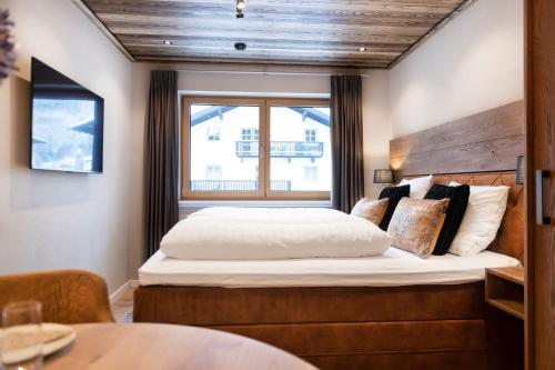 a bedroom with a large bed and a window at Residenz Illyrica Tirol in Westendorf