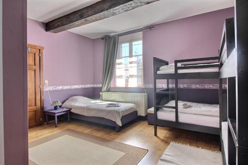 1 Schlafzimmer mit 2 Etagenbetten und einem Fenster in der Unterkunft Château de Rienne in Gedinne