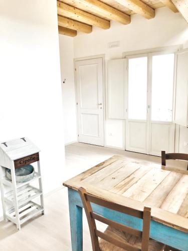une chambre avec une table et un tabouret dans l'établissement Casa Barteèi, à Monte Isola